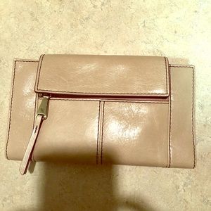 Hobo Pivot wallet in Parchment. NWT.